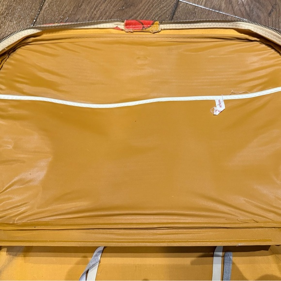 Vintage 1960s Bantam Floral Red and Yellow Vintage Suitcase - Picture 6 of 10